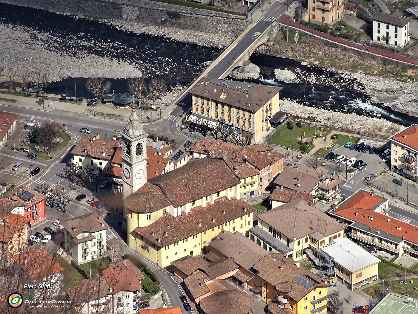 64 Zoom sulla Chiesa parr. di S. Pellegrino Terme.JPG